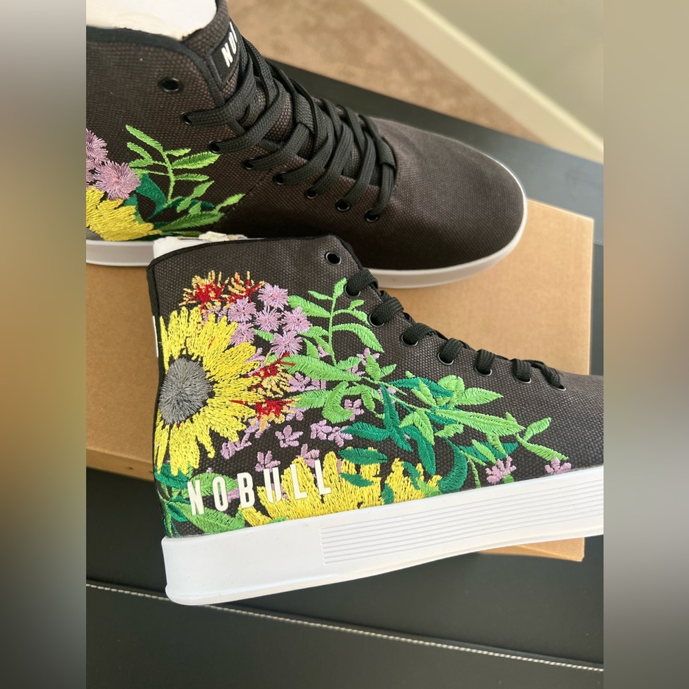 NOBULL trainer canvas high top size 9 new